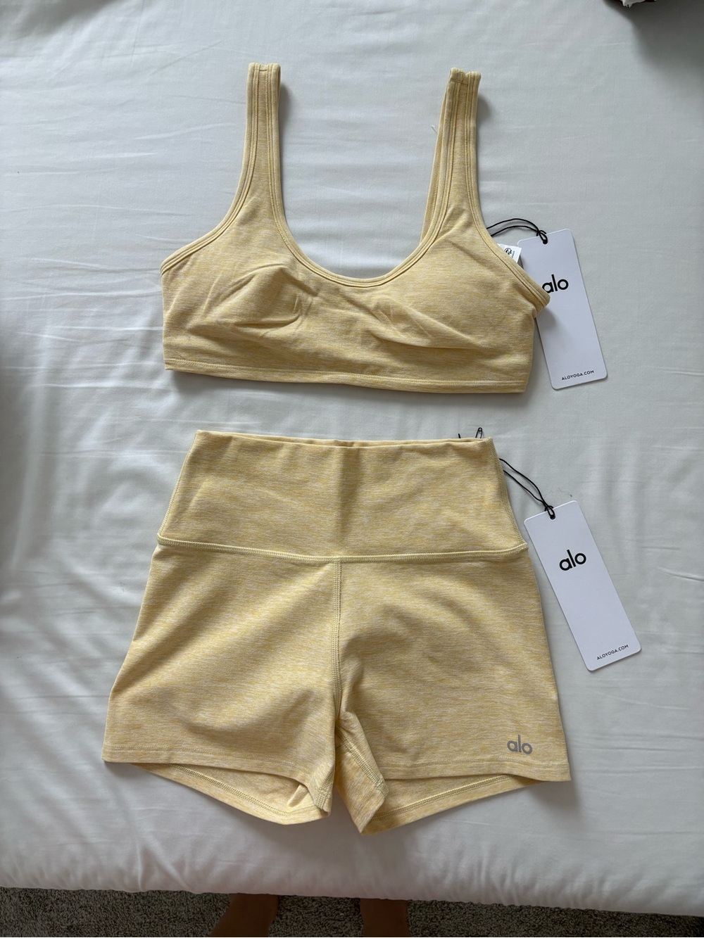 ALO Yoga Soft Heather butter cream both size s bra and short BNWT - Picture 1 of 4